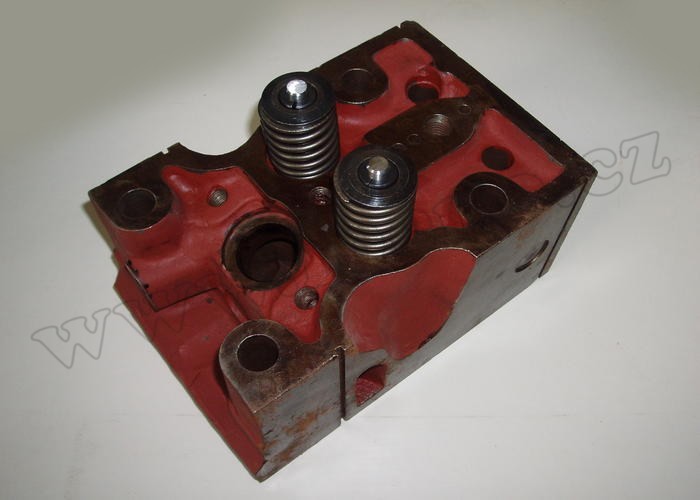 Hlava válce s vodítky a ventily - Zetor Super 50