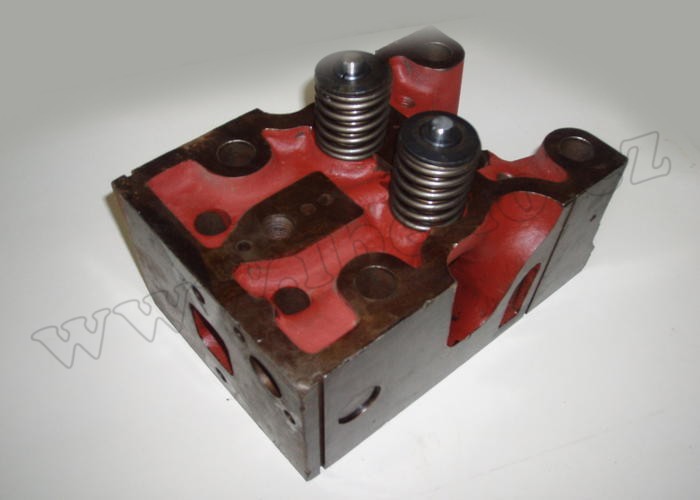 Hlava válce s vodítky a ventily - Zetor Super 50