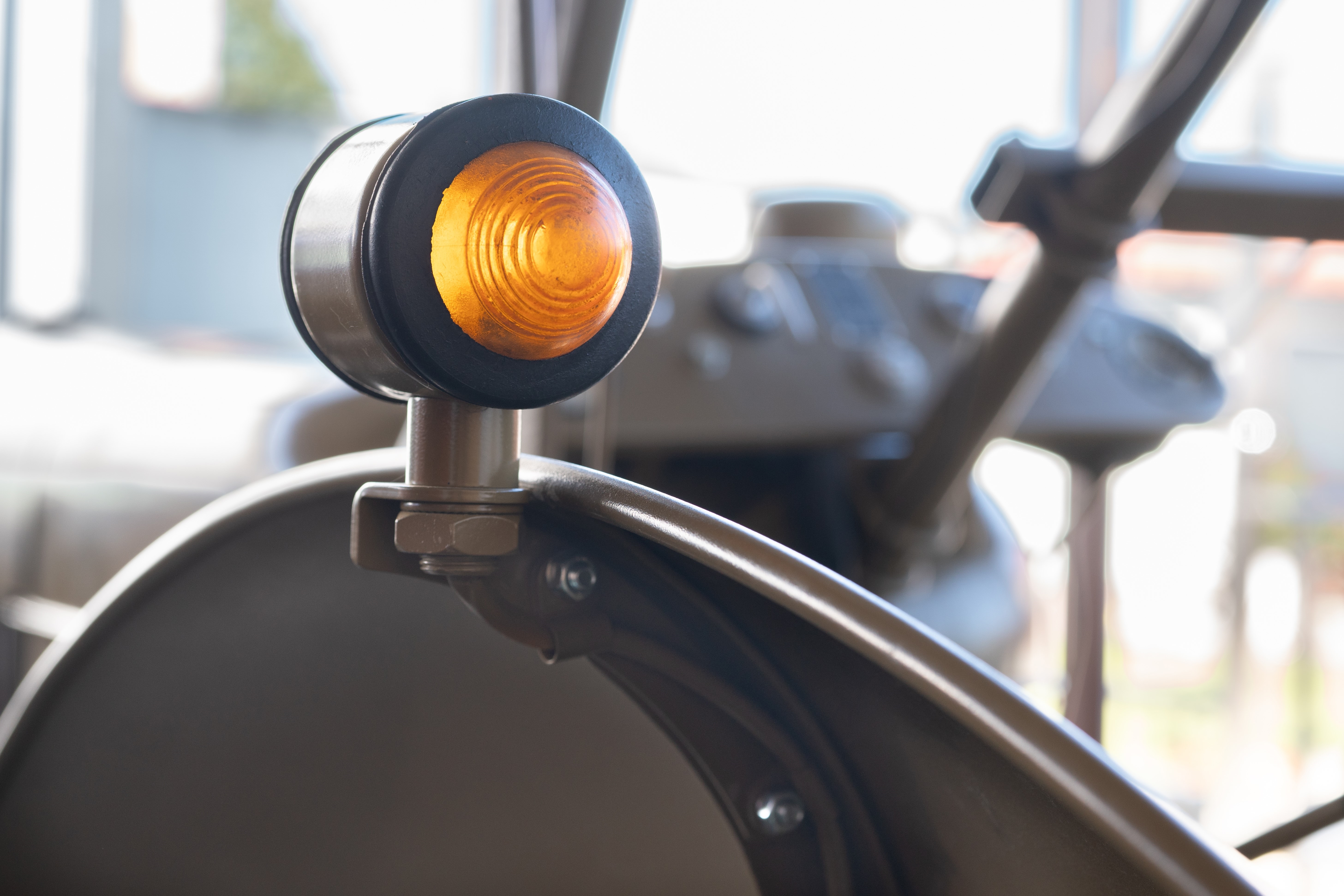 Držák směrového světla pro kulaté blatníky (lízátka) - Zetor 25 A/K/N