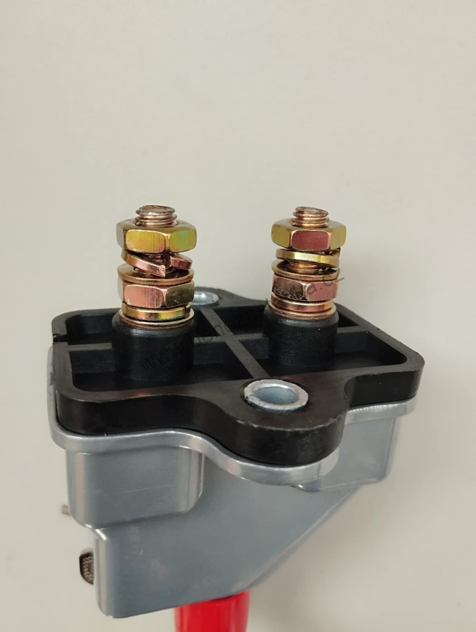 Odpojovač baterie 12/24V se zámkem